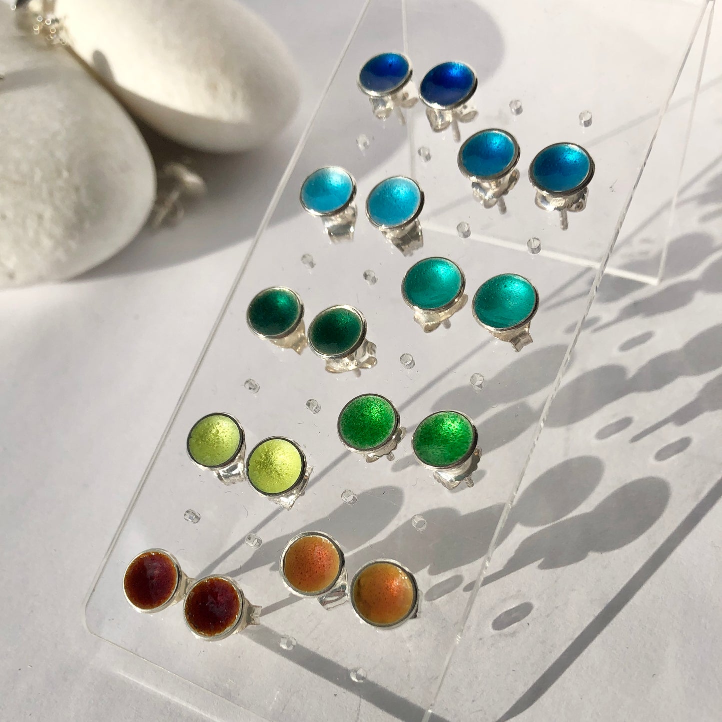 Planet Ørepynt med emalje små 8 mm